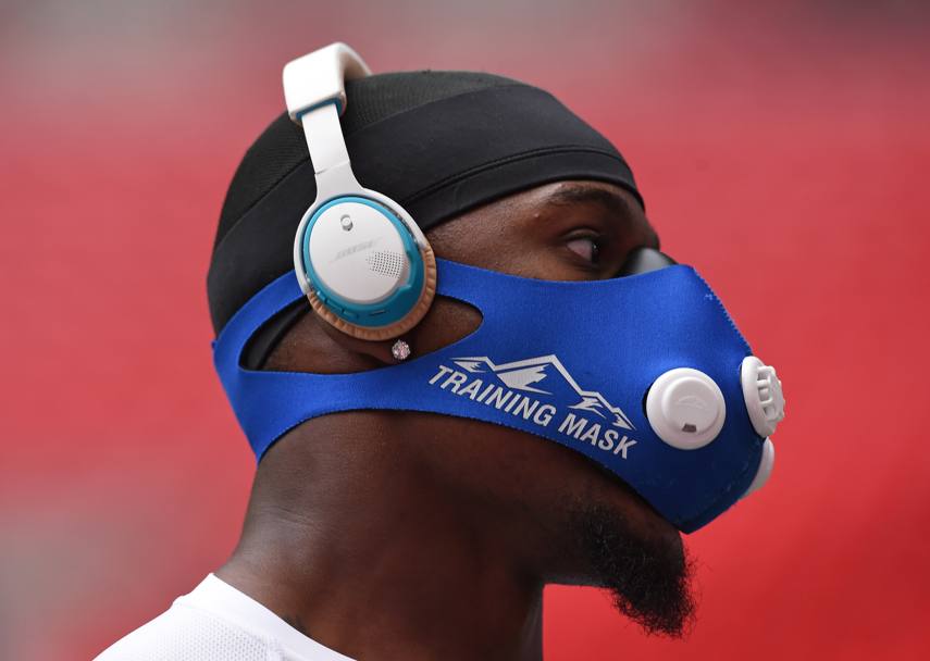 Londra:Tahir Whitehead dei Detroit Lions indossa una &#39;elevation mask&#39;, prima di entrare in campo contro gli Atlanta Falcons. Si tratta di una maschera speciale che simula la carenza di ossigeno (Ap)